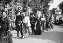 831723 Afbeelding van enkele personen uit een groep, vermoedelijk voorstellende de bruiloft van Hitler, in de optocht ...